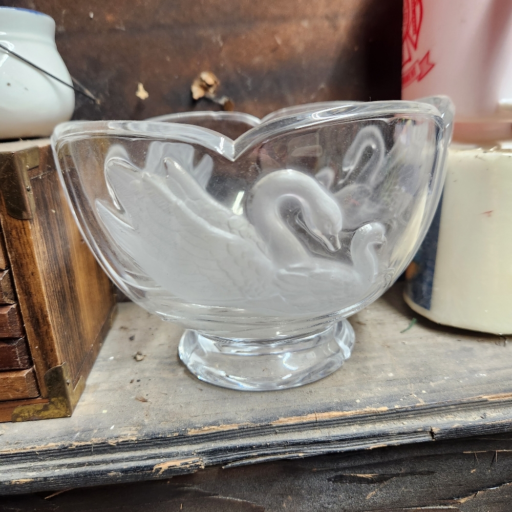 Beautiful crystal swan bowl